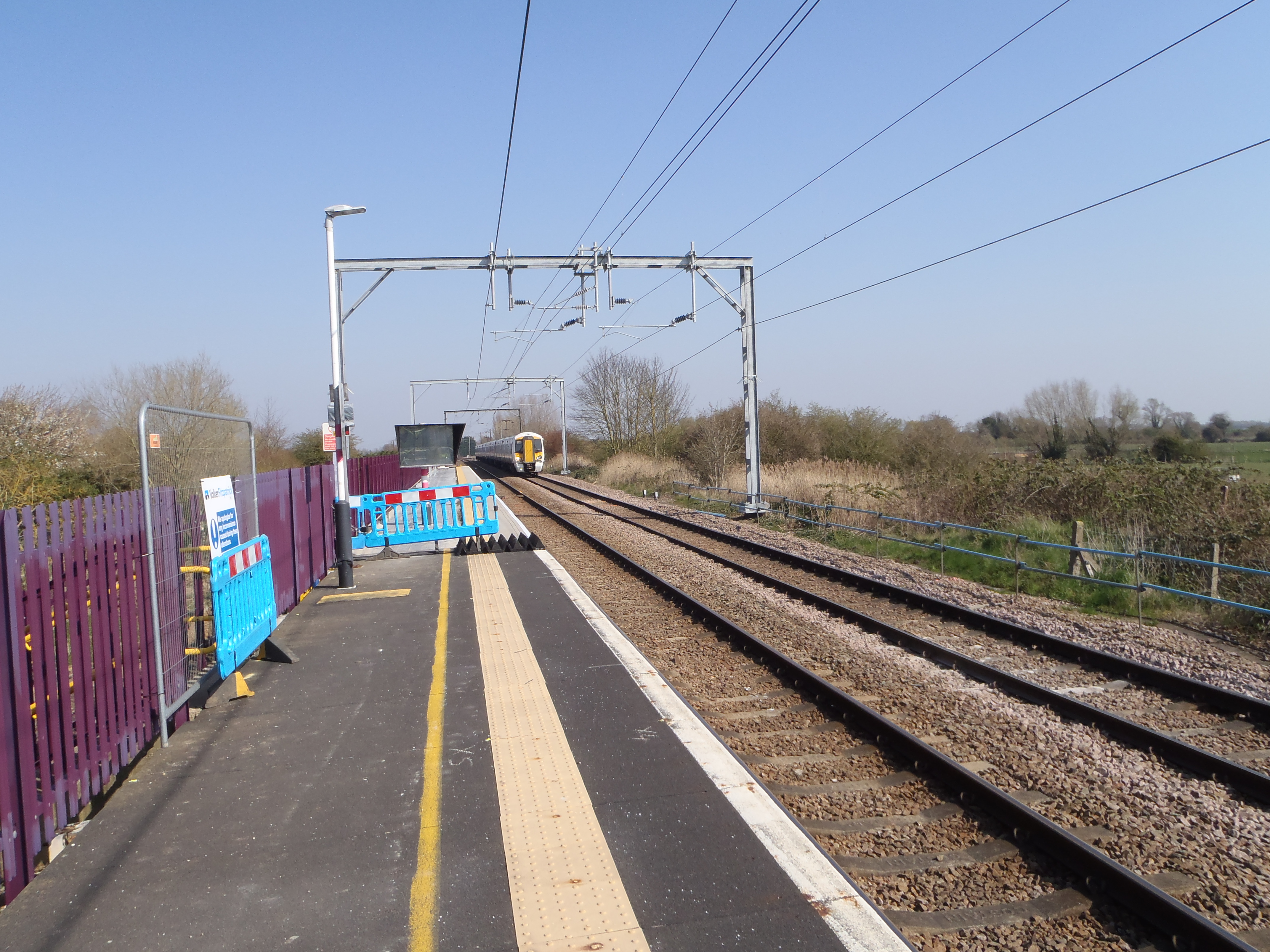 looking north on down platform