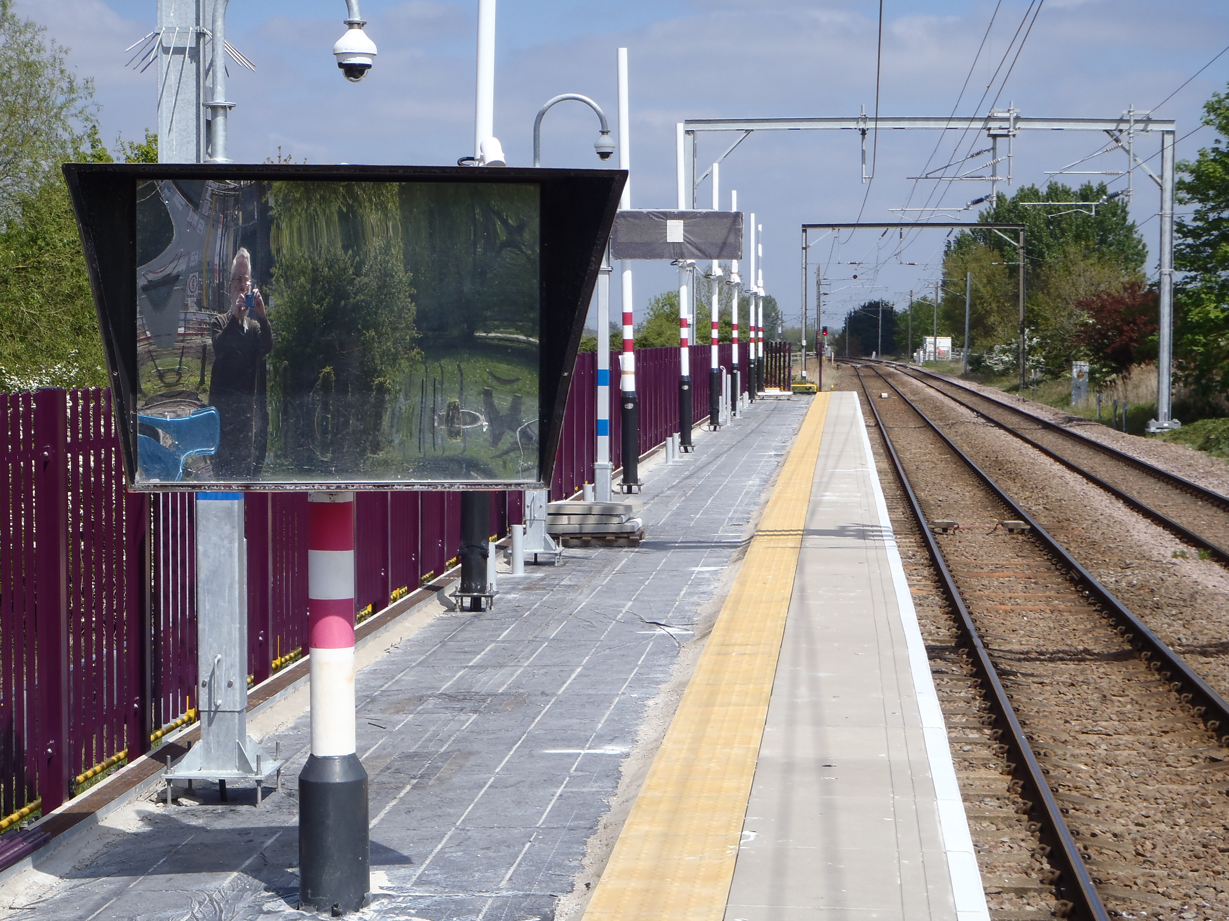 looking north on down platform