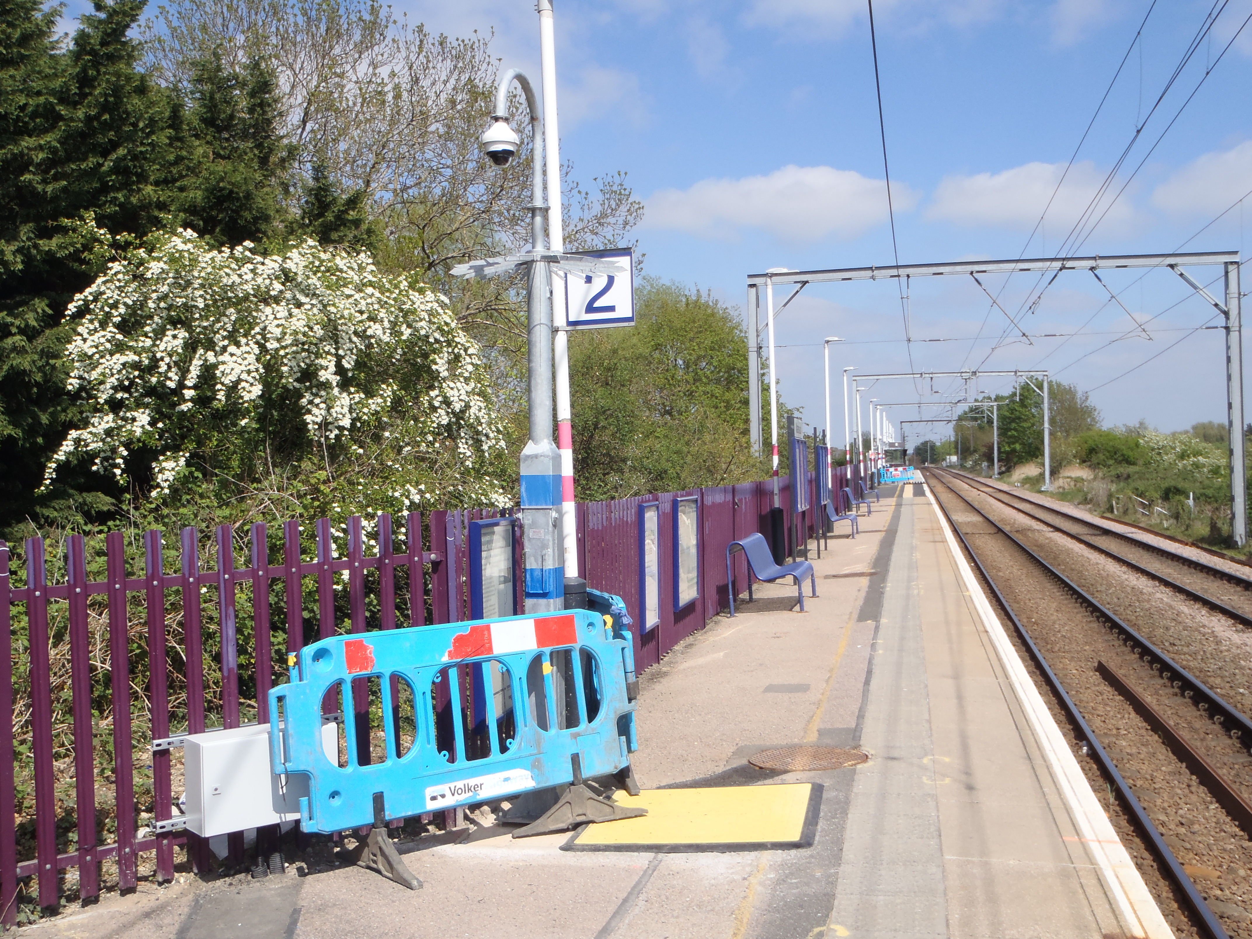 looking north on down platform